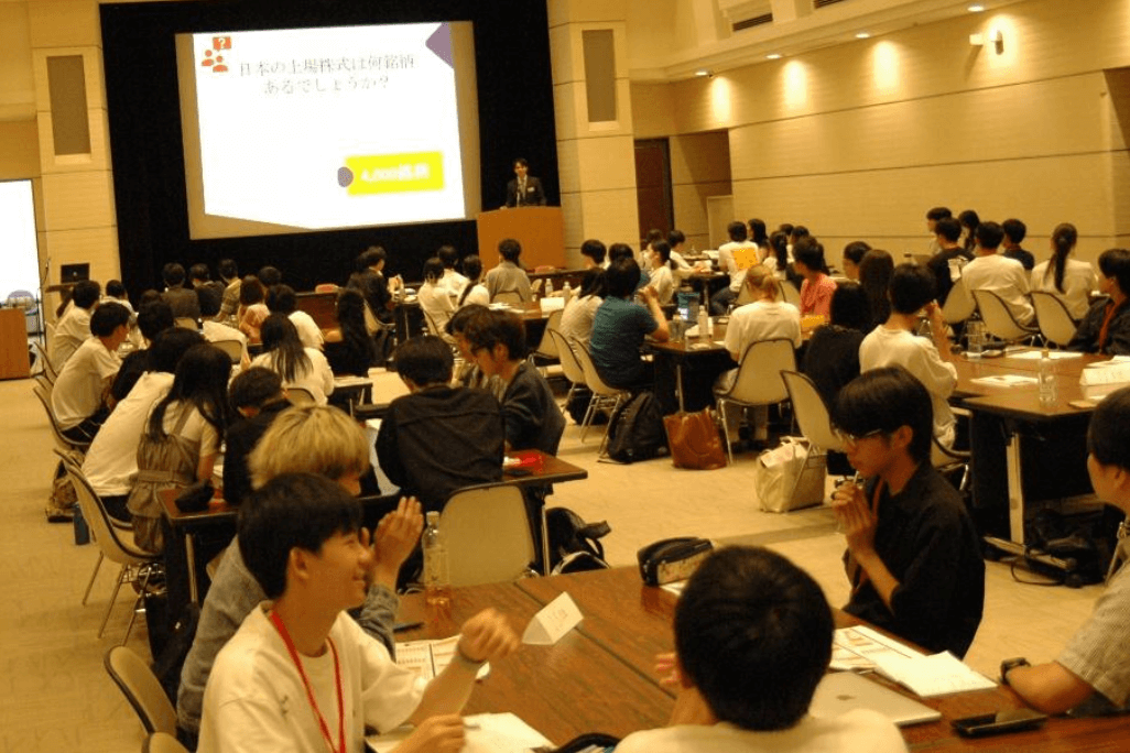 チームに分かれて企業分析!