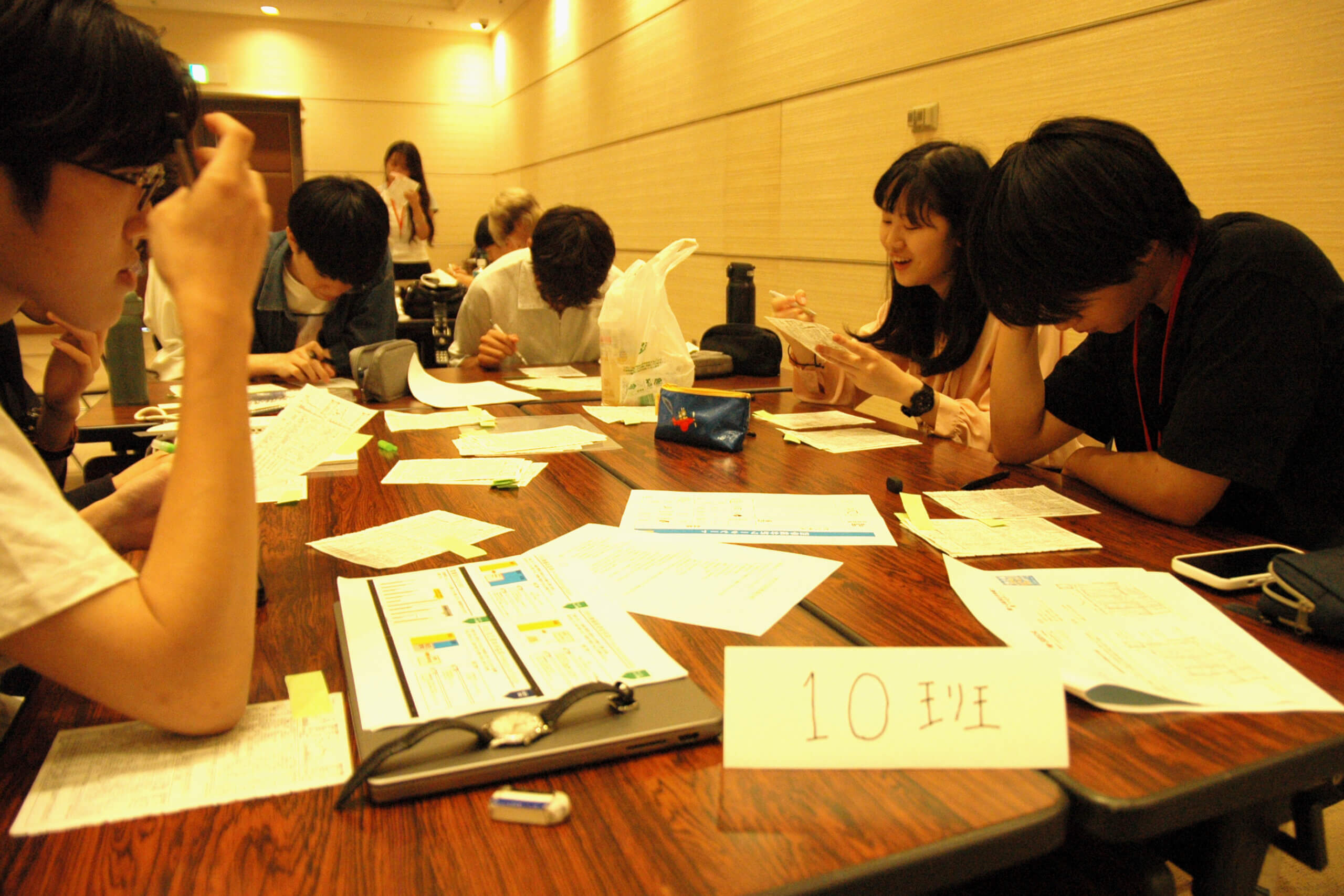 各チームが企業分析に“真剣”……